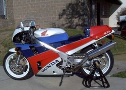 1990-Honda-RC-30-VFR750R-White-Red-Blue-8838-0.jpg