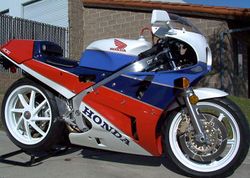1990-Honda-RC-30-VFR750R-White-Red-Blue-8838-4.jpg