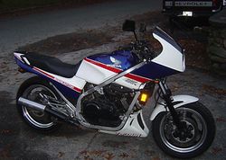 1985-Honda-VF700F-White-0.jpg