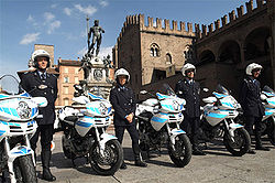 Police-on-Ducati-Multistrada-620-in-Bologna..jpg