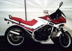 1985-Honda-VF500F-Red-4.jpg