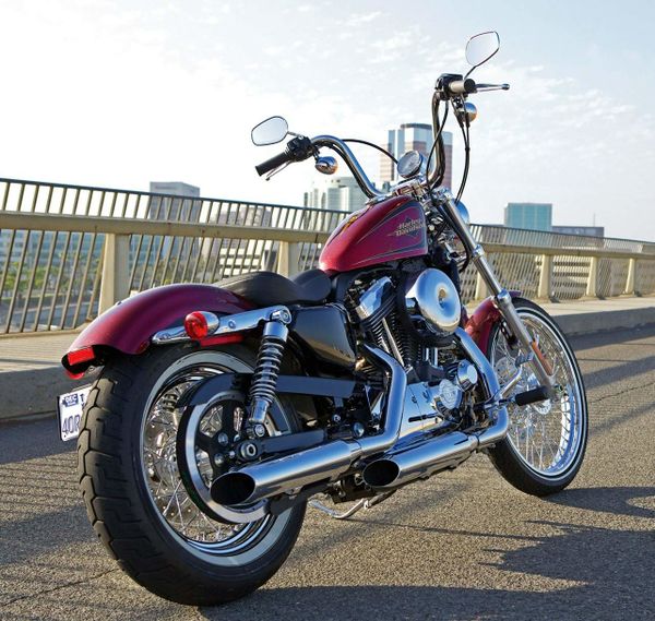 Harley-Davidson XL1200V Seventy Two