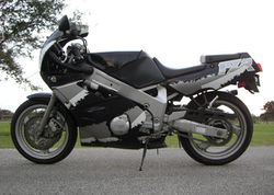 1996-Yamaha-FZR600-Black-5442-4.jpg