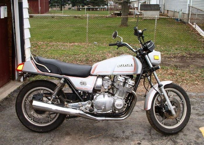700px-1980-Suzuki-GS750E-Silver-3069-0.jpg