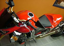 2004-Kawasaki-ZR1000-A2-Red-4.jpg