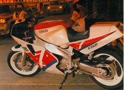 Yamaha-FZR1000-89.jpg