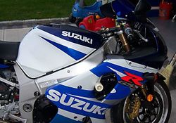 2001-Suzuki-GSX-R1000-WhiteBlue-3.jpg