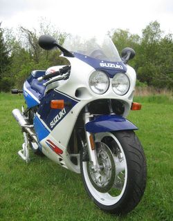 1988-Suzuki-GSX-R750-White-Blue-1629-2.jpg