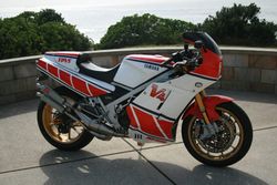 Yamaha-RZV500 1.jpg
