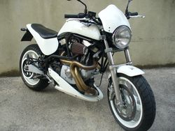 Buell M2 Cyclone white 2000 front.jpg