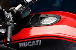 Ducati-diavel-carbon-2014-2014-2.jpg