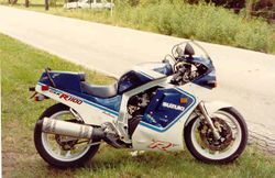 1987-Suzuki-GSX-R1100-WhiteBlue.jpg