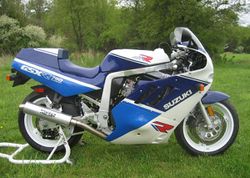 1988-Suzuki-GSX-R750-White-Blue-1629-1.jpg