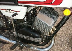 1975-Yamaha-RD250-White-Red-4805-2.jpg