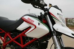 Ducati-Hypermotard-1100--le.jpg