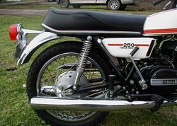 1975-Yamaha-RD250-White-Red-3867-6.jpg