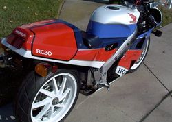 1990-Honda-RC-30-VFR750R-White-Red-Blue-8838-3.jpg