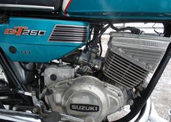 1973-Suzuki-GT250-Green-1665-6.jpg