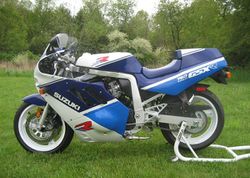 1988-Suzuki-GSX-R750-White-Blue-1629-0.jpg