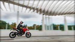 Ducati-hypermotard-2015-2015-4.jpg