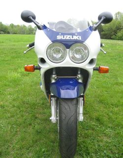 1988-Suzuki-GSX-R750-White-Blue-1629-4.jpg