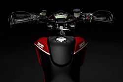 Ducati-hypermotard-1100-evo-sp-2-2012-2012-0.jpg