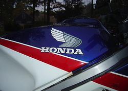 1985-Honda-VF700F-White-3.jpg