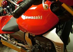 2004-Kawasaki-ZR1000-A2-Red-2.jpg