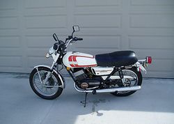 1975-Yamaha-RD200-WhiteRed-3.jpg