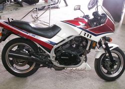 1985-Honda-VF500F-WhiteRed-0.jpg