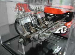 Honda NR750 Oval piston.jpg