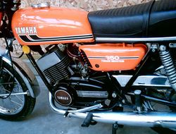 1975-Yamaha-RD350-Orange-2412-1.jpg
