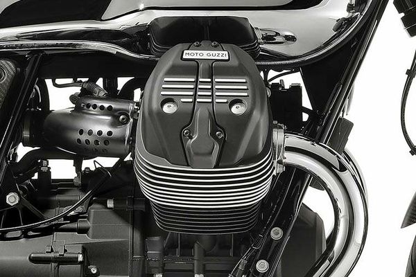 Moto Guzzi V7 III Carbon Shine